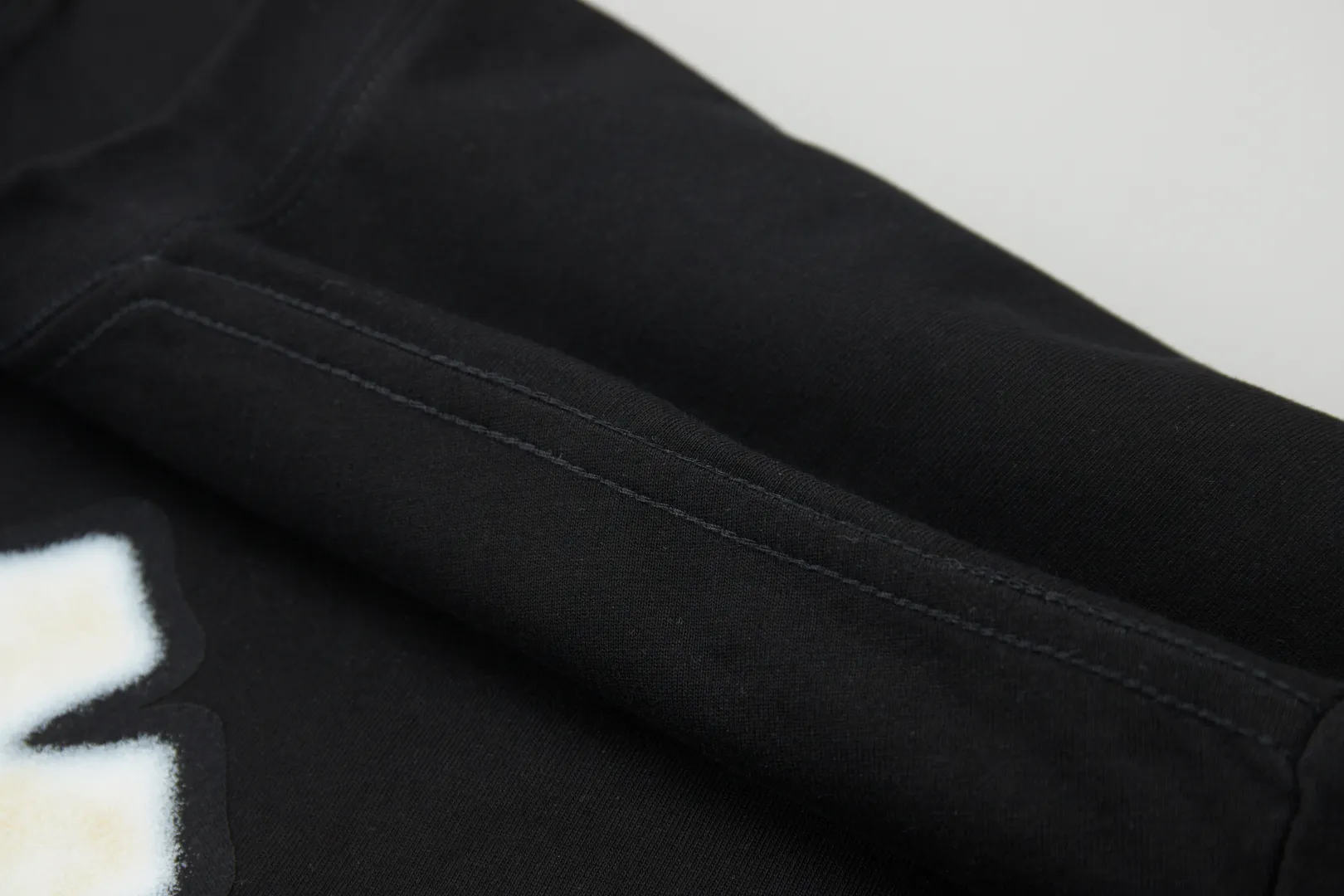 🅿️220 ✨CH✨🆕25SS spring and summer new style Crow Heart ✝ frame logo patch short sleeves Light luxury essential item for daily commuting for men and women Correct version Welcome to compare Detailed features · 260g 100% pure cotton double yarn jersey fabric · Custom dyed in the same cylinder, special thickened 32 double-ply 1X1 threads · Double-needle stitching and cross-stitching technology · Original main mark, washed tag, branded moisture-proof paper packaging Color: White/Black/ Size: S/M/L/XL